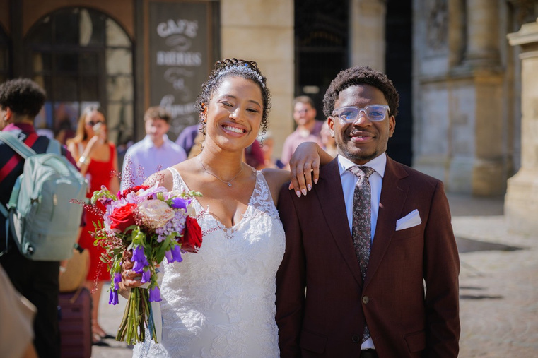 Portrait des mariés main dans la main